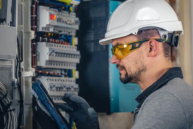 Foto gratuita sirva a un técnico eléctrico que trabaja en una centralita con fusibles