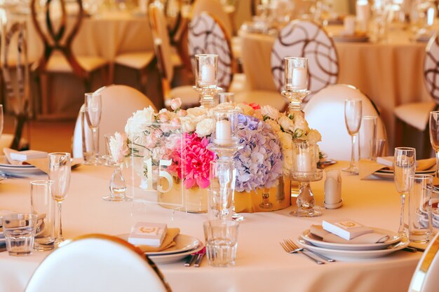 Sirviendo mesa de boda para invitados