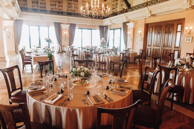 sirviendo mesas para bodas en el antiguo restaurante