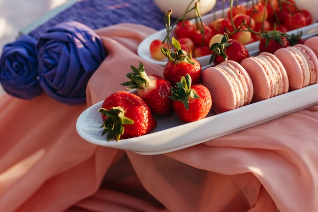 Foto gratuita sirviendo platos con macarrones y fresas