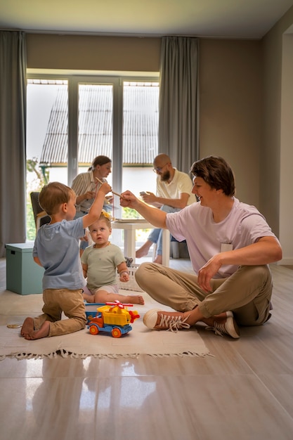 Foto gratuita sirviente cuidando niños