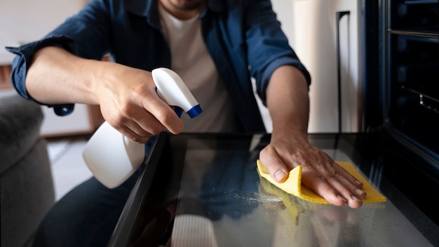 Foto gratuita sirviente haciendo tareas en la casa