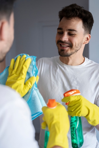 Foto gratuita sirviente haciendo tareas en la casa