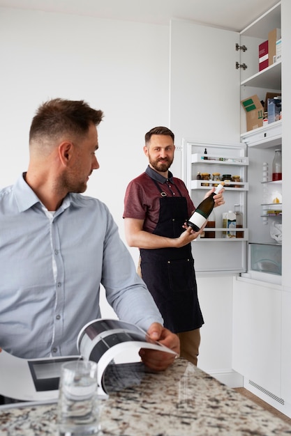 Foto gratuita sirviente limpiando la cocina