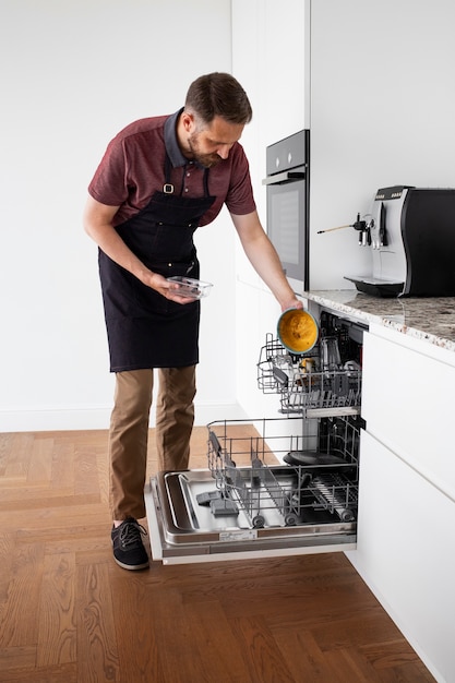 Foto gratuita sirviente limpiando la cocina