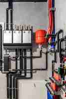Foto gratuita sistema de calefacción autónomo moderno en la sala de calderas