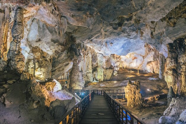 Sistema de paseo marítimo dentro de la hermosa cueva Paradise en Vietnam