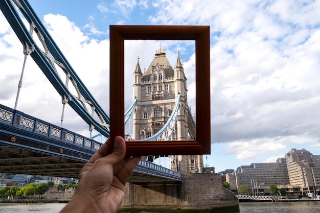 Foto gratuita sitio de visita detrás del marco de fotos