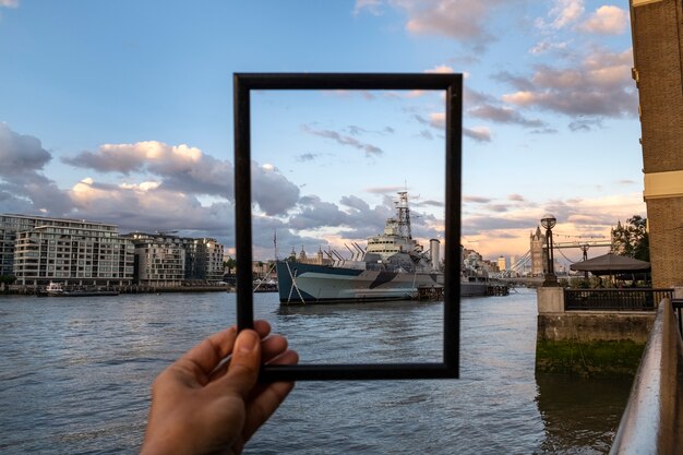 Sitio de visita detrás del marco de fotos