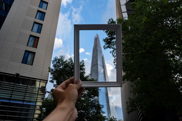 Sitio de visita detrás del marco de fotos