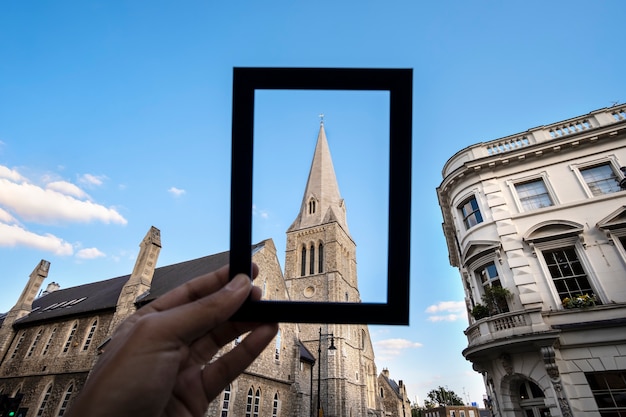 Foto gratuita sitio de visita detrás del marco de fotos