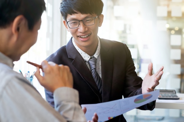 Situación de equipo de negocios de presente y compartir idea.