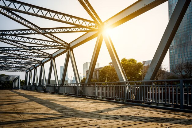 Situado en Shanghai, hace cien años, el puente de acero.