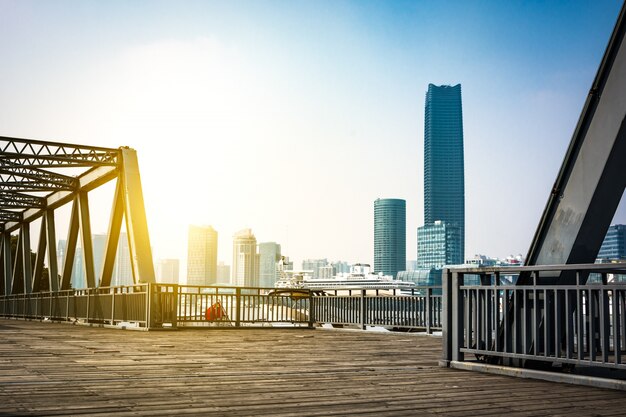 Situado en Shanghai, hace cien años, el puente de acero.
