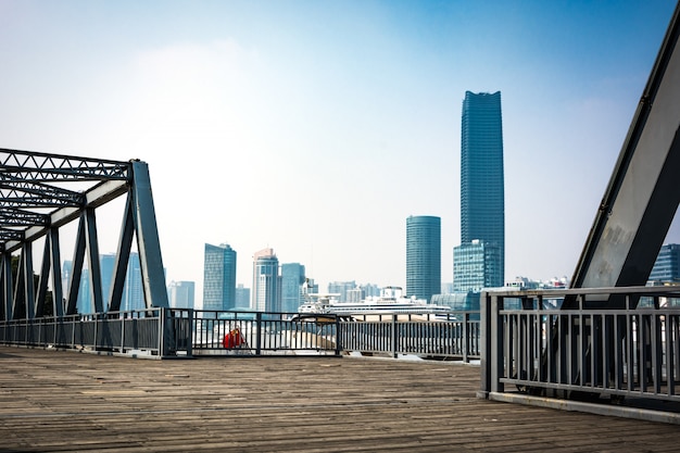 Situado en Shanghai, hace cien años, el puente de acero.