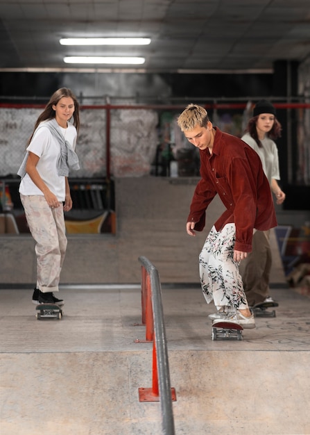 Foto gratuita skate parkteens en skate park