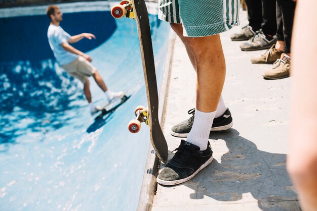 Skater en el borde de la rampa