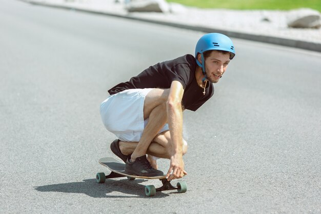 Skater haciendo un truco en la calle de la ciudad en un día soleado.