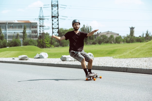 Skater haciendo un truco en la calle de la ciudad en un día soleado.