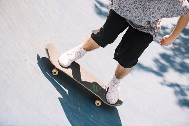 Skater irreconocible en la rampa