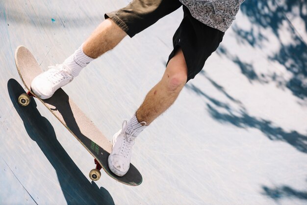 Skater masculino de cultivo en la rampa