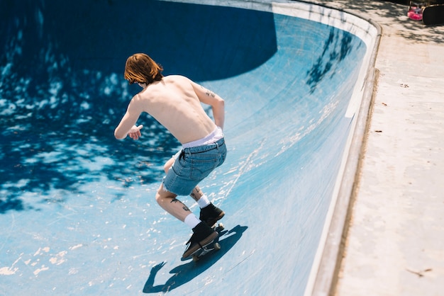 Foto gratuita skater montado en un día soleado