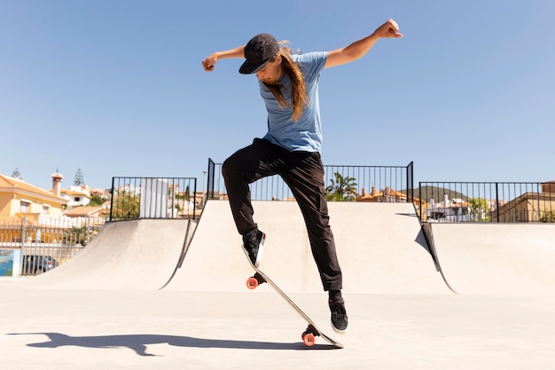 Foto gratuita skater de tiro completo al aire libre