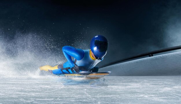 Skeleton sport Bobsled Luge El atleta desciende en un trineo en una pista de hielo