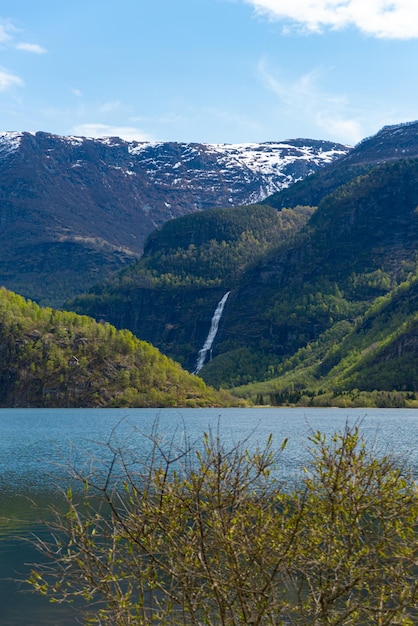 Foto gratuita skjolden noruega 16 de mayo de 2023 montaña y cascada