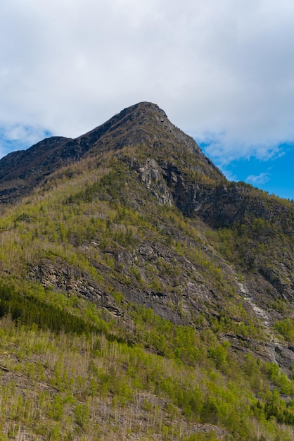 Skjolden Noruega 16 de mayo de 2023 Montaña