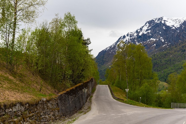 Foto gratuita skjolden noruega 16 de mayo de 2023 montaña