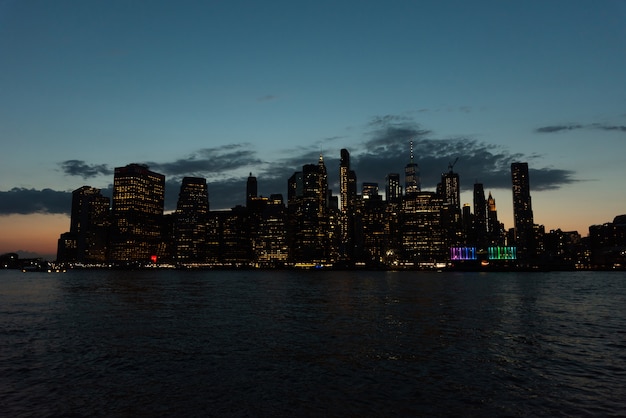 Foto gratuita skyline de la ciudad de nueva york en la noche