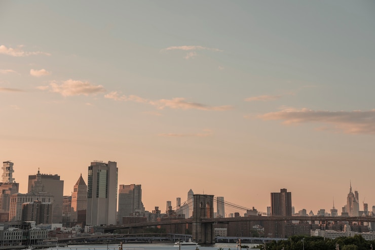 Foto gratuito skyline de la ciudad de nueva york con el puente de brooklyn