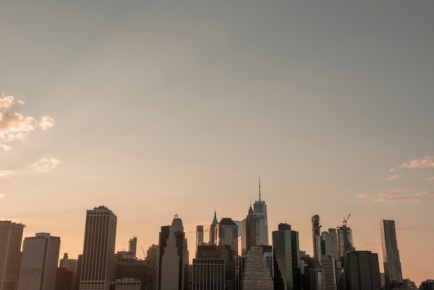 Foto gratuita skyline de la ciudad de nueva york con un wtc