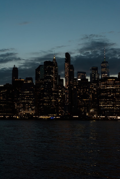 Foto gratuita skyline del distrito financiero de noche