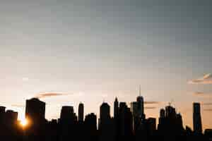 Foto gratuita skyline de manhattan al atardecer