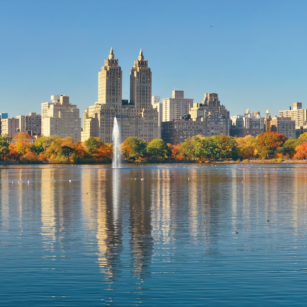 Skyline con rascacielos de apartamentos sobre el lago con una fuente en Central Park en el centro de Manhattan en la ciudad de Nueva York