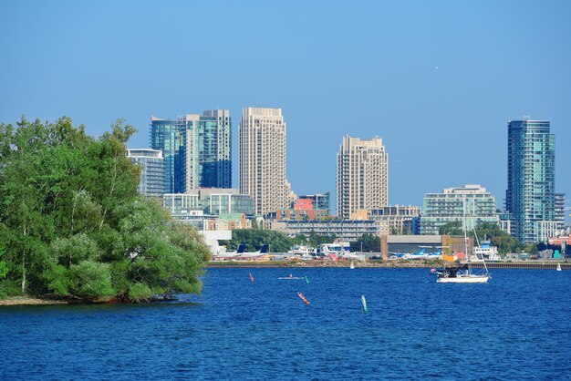 Skyline de toronto con arquitectura urbana en barco y cielo azul