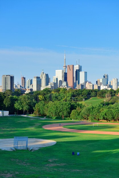 Skyline de toronto sobre el parque con edificios urbanos y cielo azul