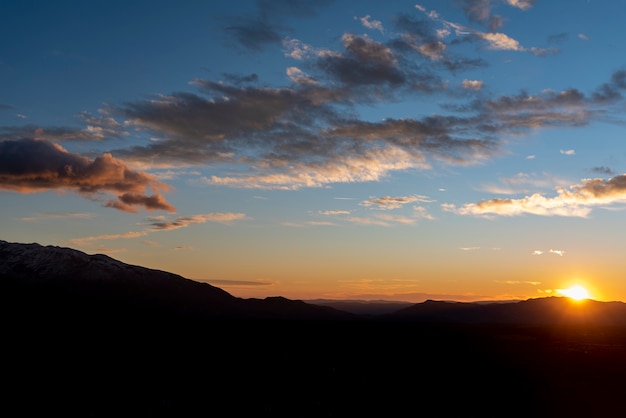 Foto gratuita skyscape hermoso durante el día