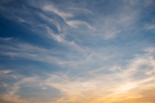 Skyscape hermoso durante el día