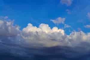 Foto gratuita skyscape hermoso durante el día
