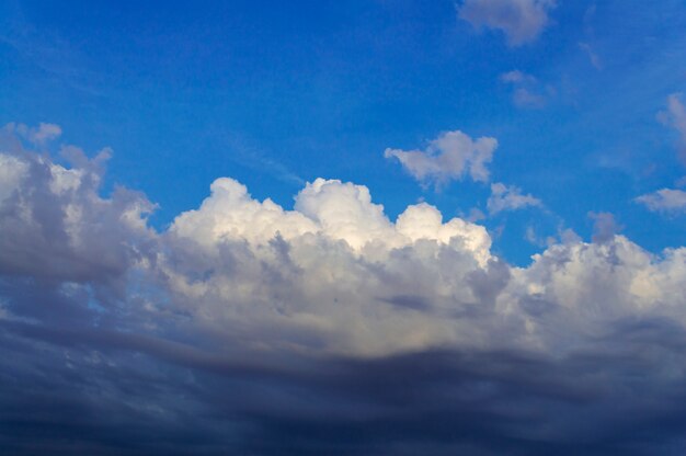 Skyscape hermoso durante el día