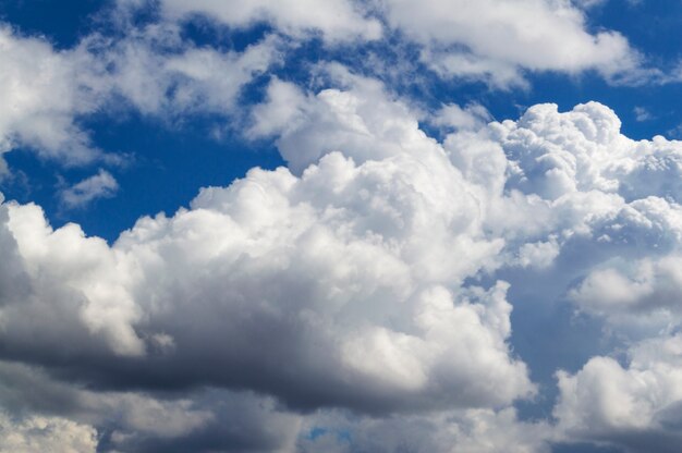 Skyscape hermoso durante el día