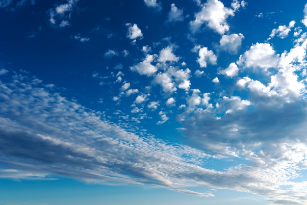 Skyscape hermoso durante el día