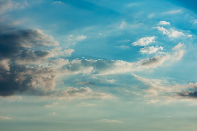 Skyscape hermoso durante el día