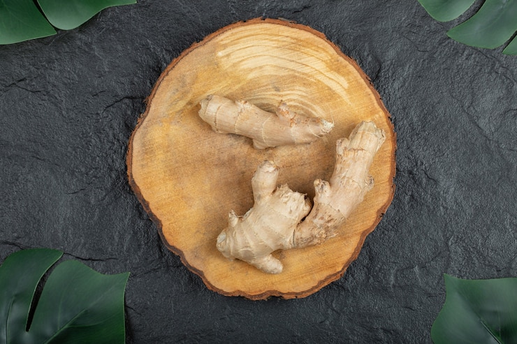 Photo Gratis sliced ginger roots on wooden piece