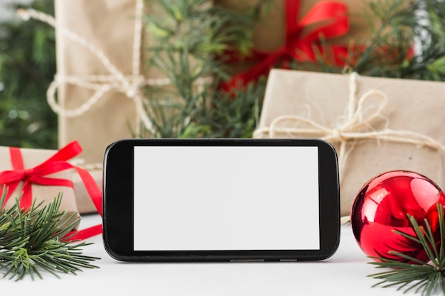 Foto gratuita smartphone con cajas de regalo en mesa