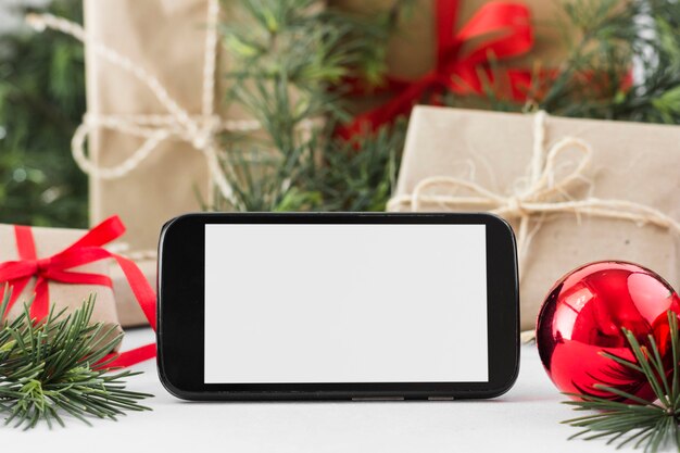 Smartphone con cajas de regalo en mesa