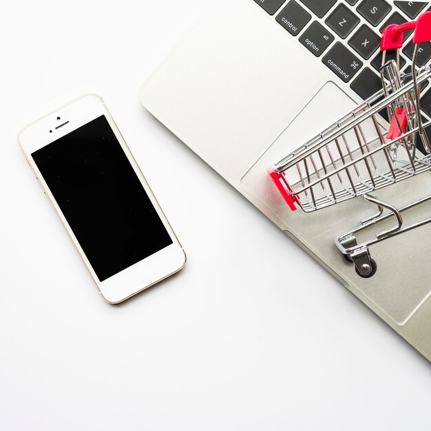 Smartphone con carrito de supermercado pequeño